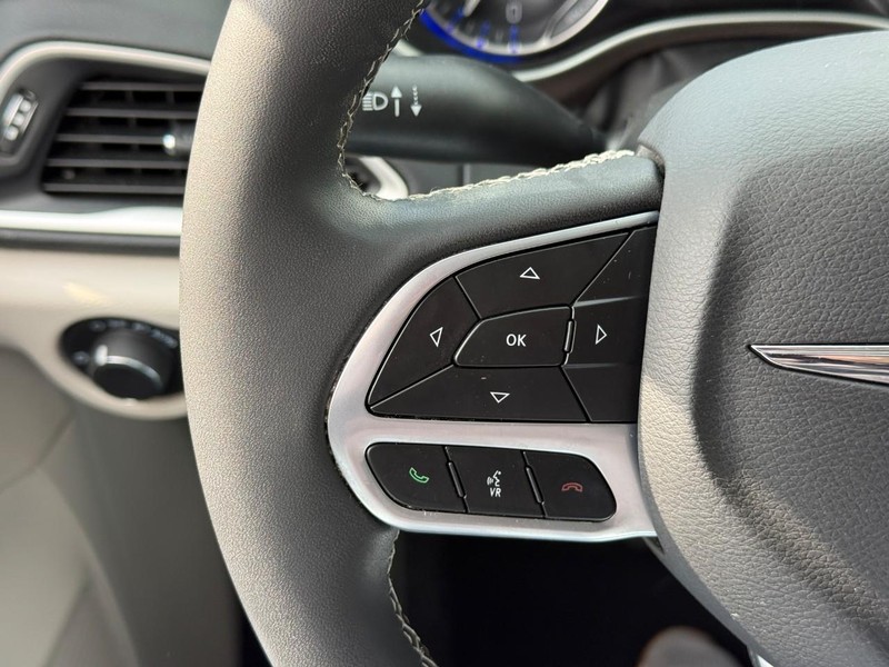 Chrysler Voyager Vehicle Full-screen Gallery Image 18