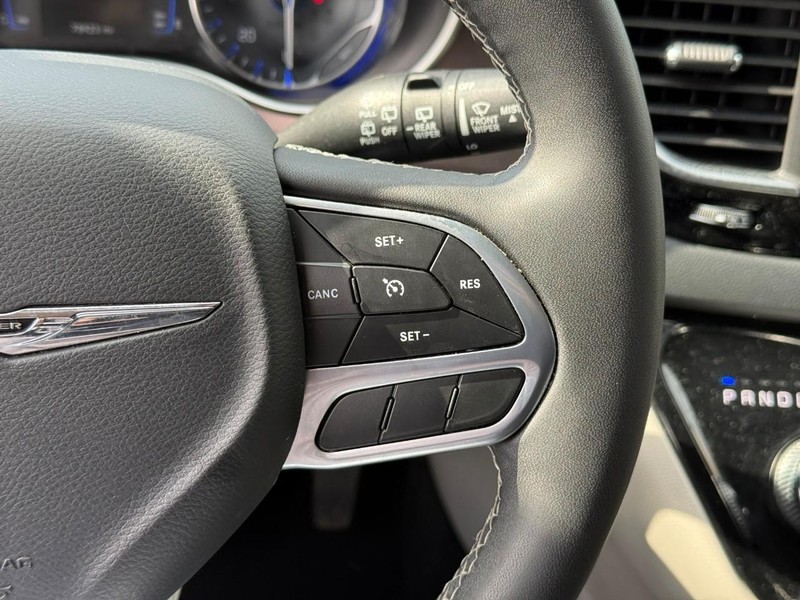 Chrysler Voyager Vehicle Full-screen Gallery Image 19