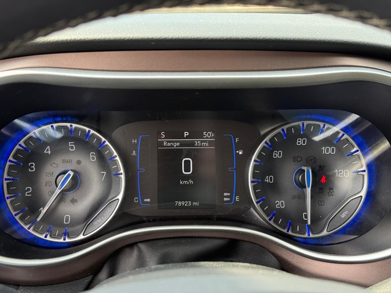 Chrysler Voyager Vehicle Full-screen Gallery Image 20