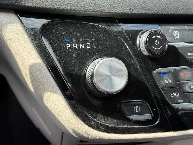 Chrysler Voyager Vehicle Full-screen Gallery Image 21