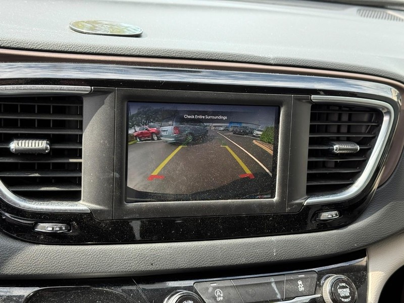 Chrysler Voyager Vehicle Full-screen Gallery Image 22