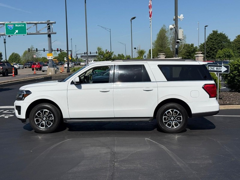 Ford Expedition Max Vehicle Full-screen Gallery Image 2