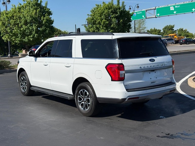 Ford Expedition Max Vehicle Full-screen Gallery Image 3