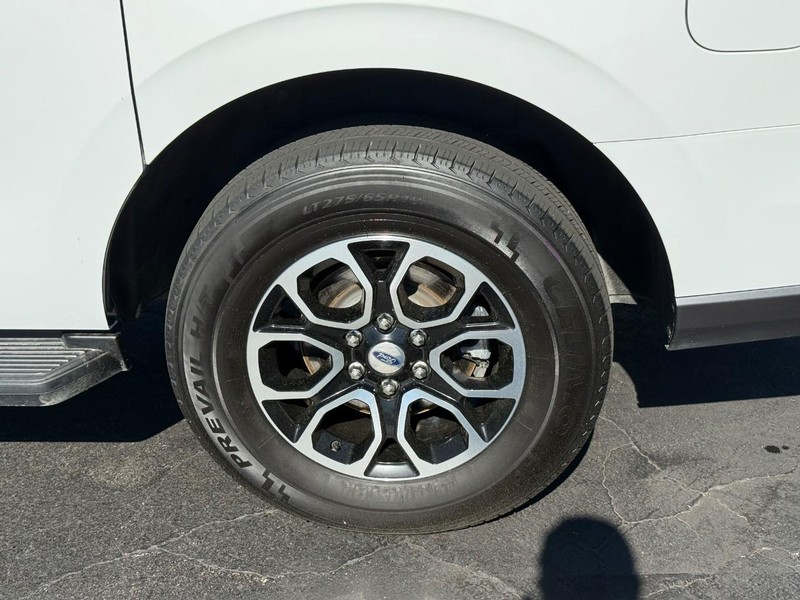 Ford Expedition Max Vehicle Full-screen Gallery Image 4