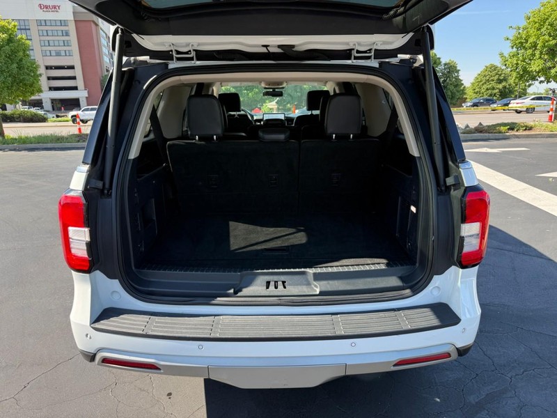 Ford Expedition Max Vehicle Full-screen Gallery Image 6