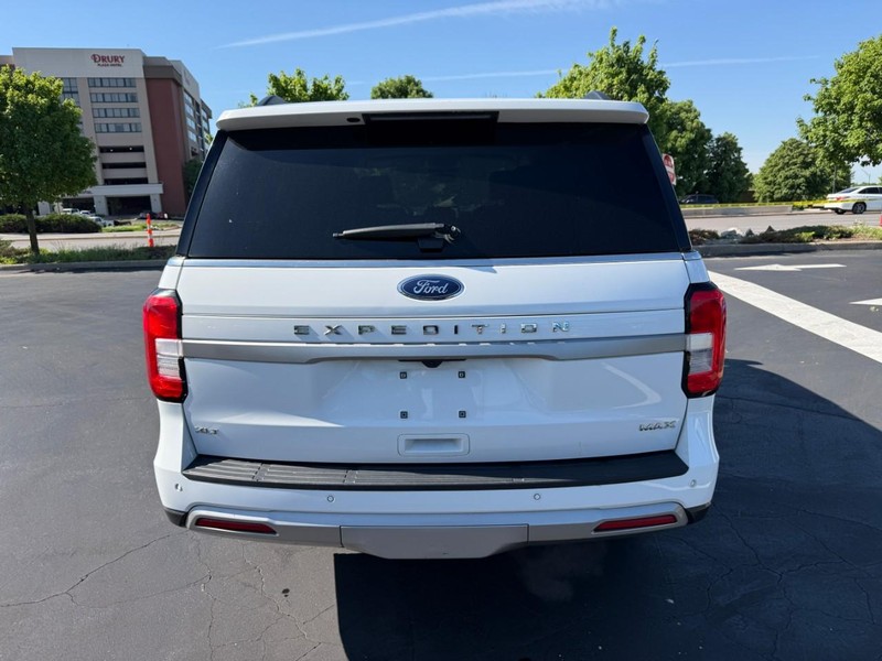 Ford Expedition Max Vehicle Full-screen Gallery Image 7