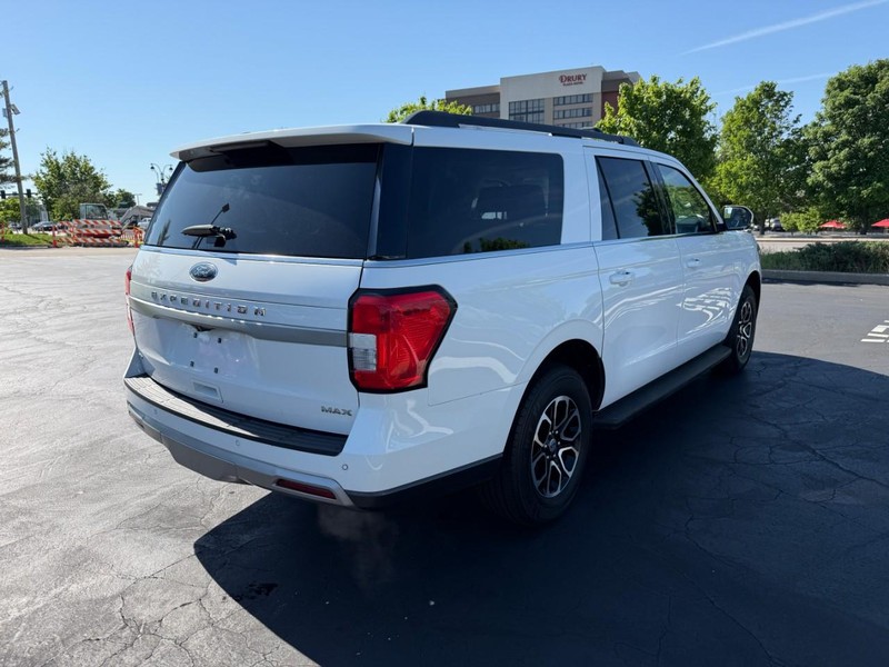 Ford Expedition Max Vehicle Full-screen Gallery Image 8