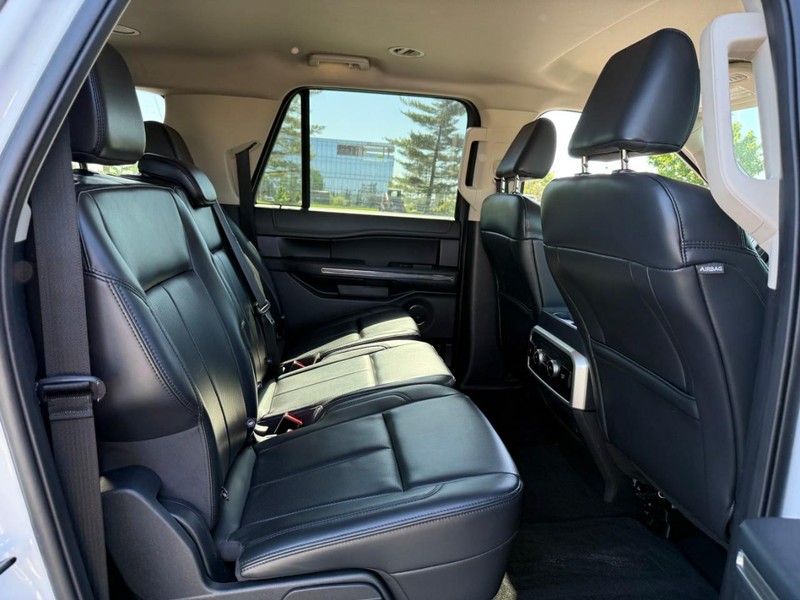 Ford Expedition Max Vehicle Full-screen Gallery Image 11