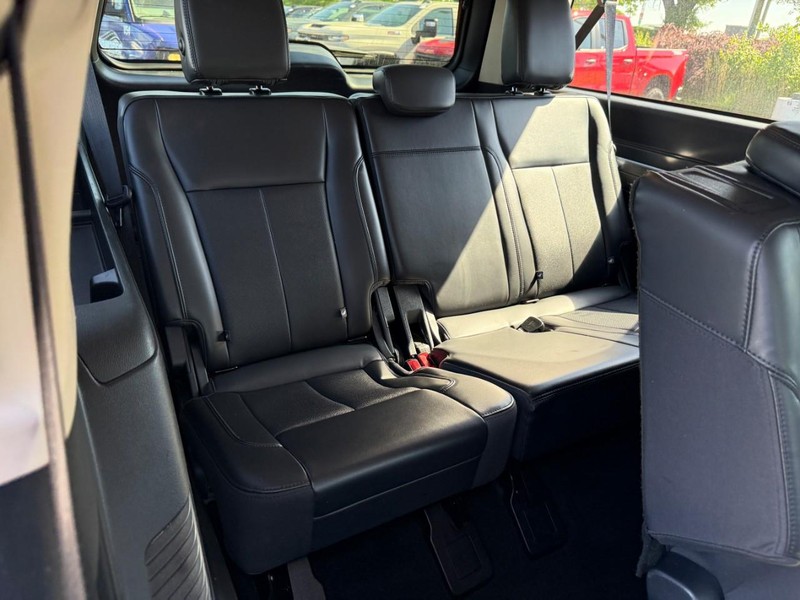 Ford Expedition Max Vehicle Full-screen Gallery Image 12