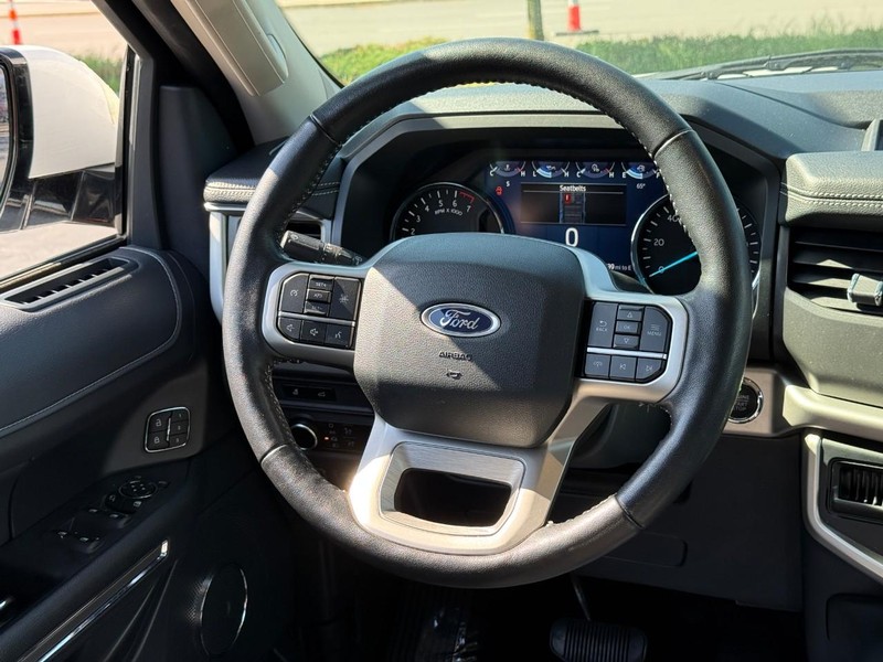 Ford Expedition Max Vehicle Full-screen Gallery Image 14