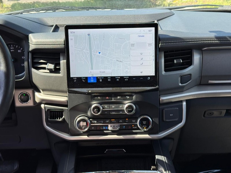 Ford Expedition Max Vehicle Full-screen Gallery Image 15