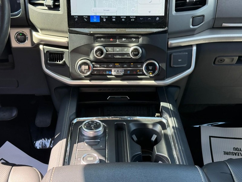 Ford Expedition Max Vehicle Full-screen Gallery Image 16