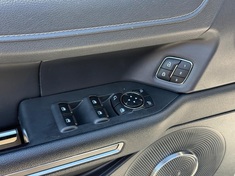Ford Expedition Max Vehicle Full-screen Gallery Image 17