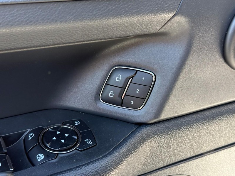 Ford Expedition Max Vehicle Full-screen Gallery Image 18