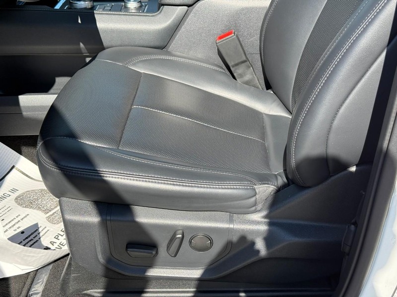 Ford Expedition Max Vehicle Full-screen Gallery Image 19