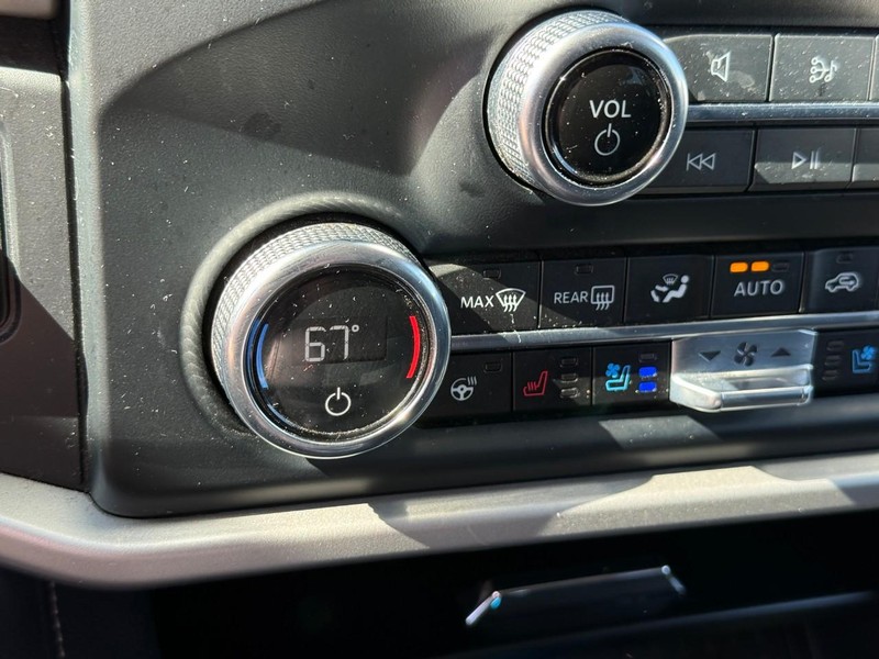 Ford Expedition Max Vehicle Full-screen Gallery Image 25