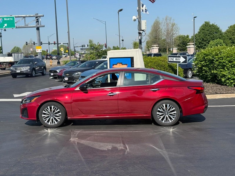 Nissan Altima Vehicle Full-screen Gallery Image 2