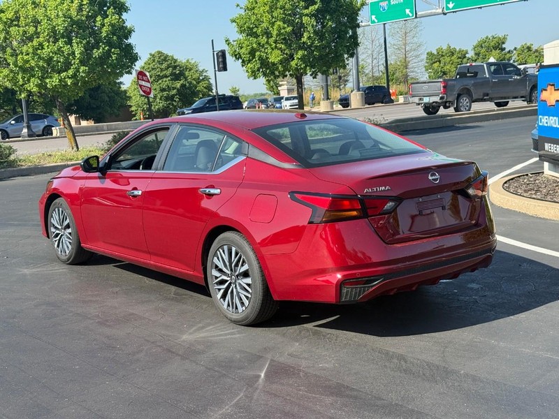 Nissan Altima Vehicle Full-screen Gallery Image 3