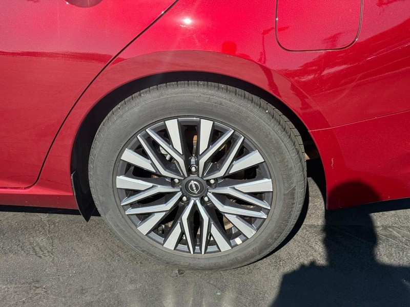 Nissan Altima Vehicle Full-screen Gallery Image 4