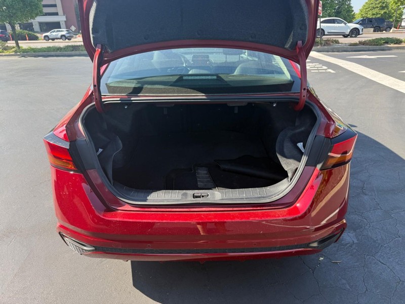 Nissan Altima Vehicle Full-screen Gallery Image 5