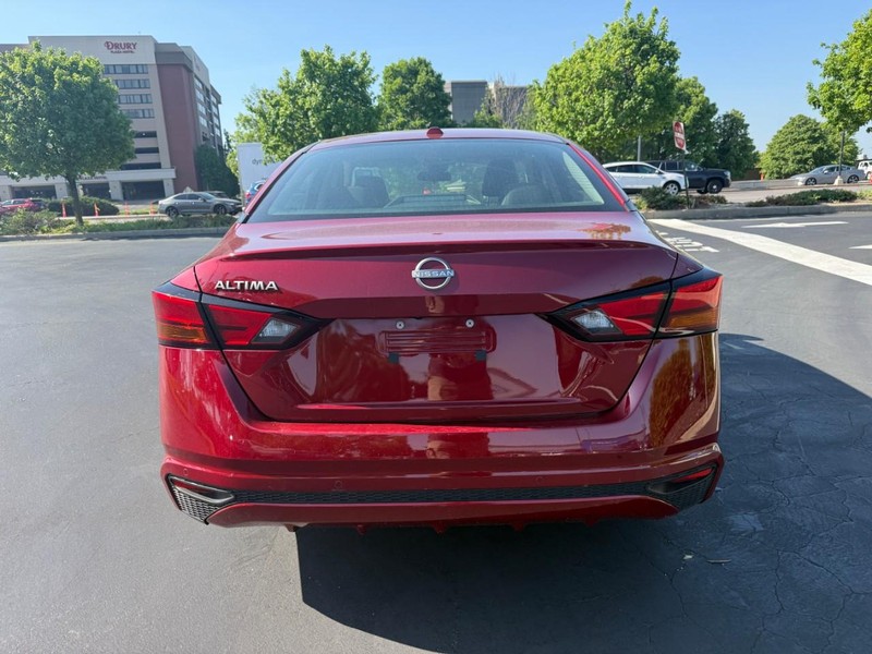 Nissan Altima Vehicle Full-screen Gallery Image 6