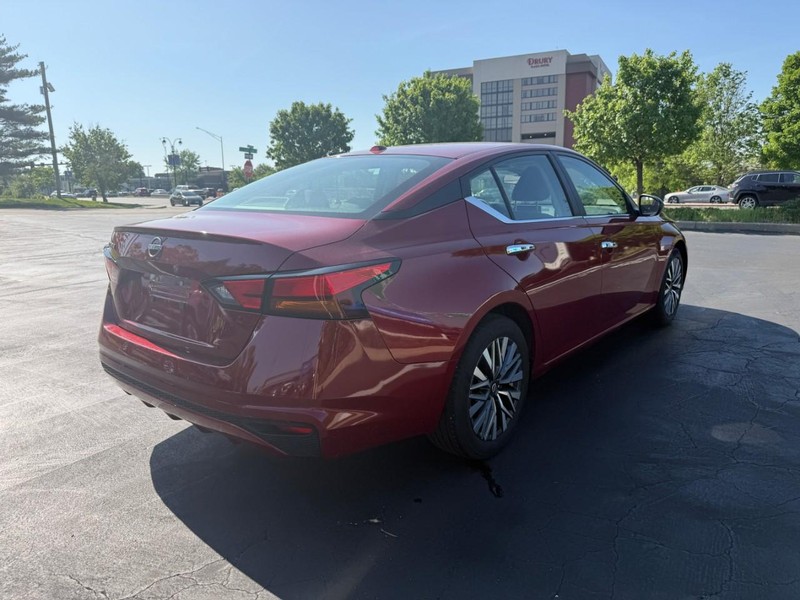 Nissan Altima Vehicle Full-screen Gallery Image 7