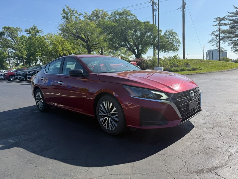 Nissan Altima Vehicle Full-screen Gallery Image 8