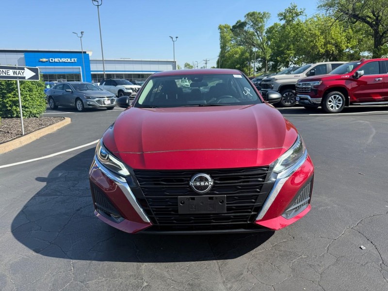 Nissan Altima Vehicle Full-screen Gallery Image 9
