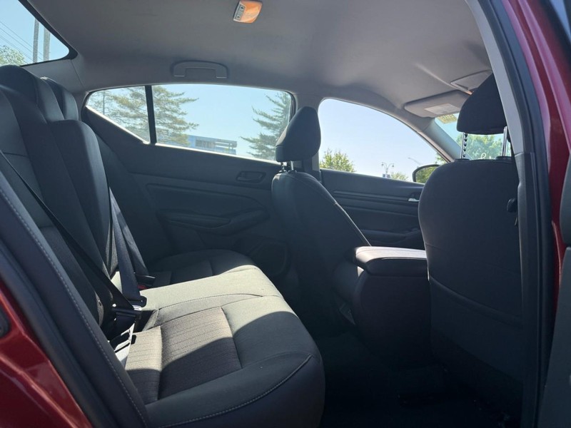 Nissan Altima Vehicle Full-screen Gallery Image 10