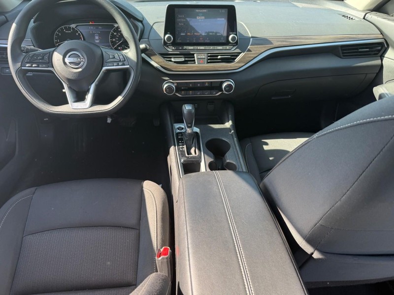 Nissan Altima Vehicle Full-screen Gallery Image 11