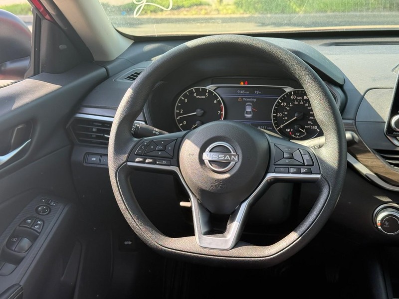 Nissan Altima Vehicle Full-screen Gallery Image 12