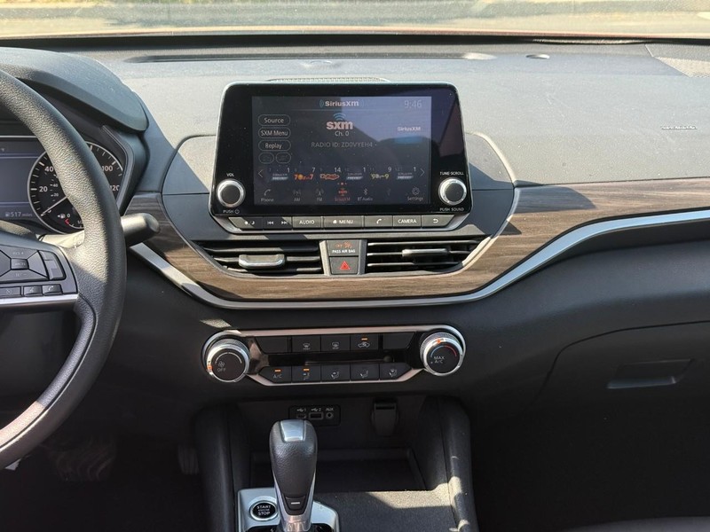 Nissan Altima Vehicle Full-screen Gallery Image 13