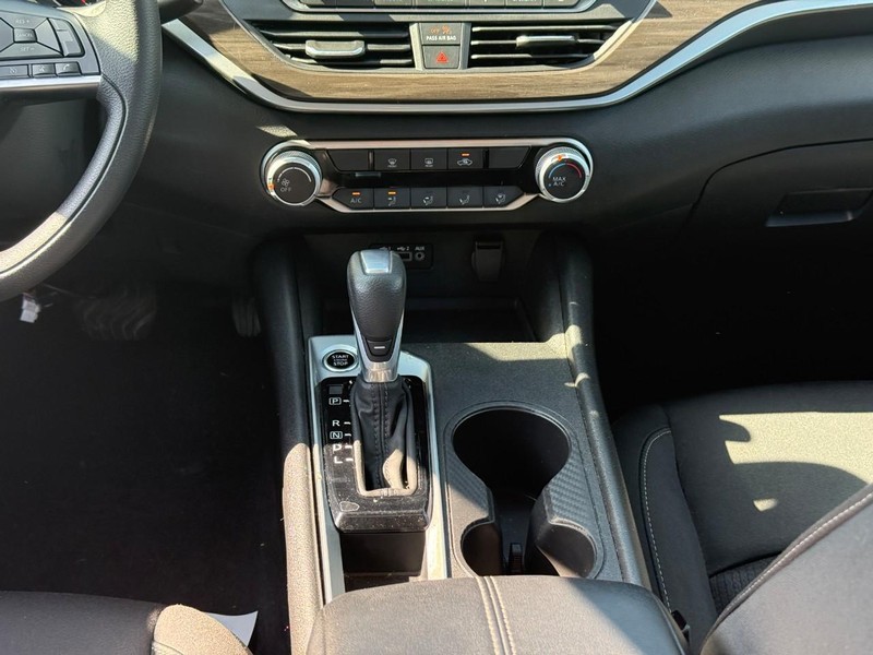 Nissan Altima Vehicle Full-screen Gallery Image 14