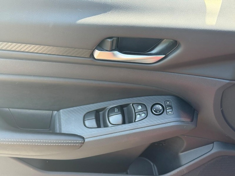 Nissan Altima Vehicle Full-screen Gallery Image 15
