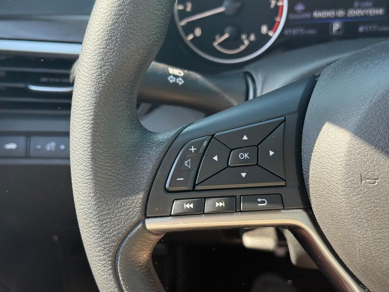 Nissan Altima Vehicle Full-screen Gallery Image 18