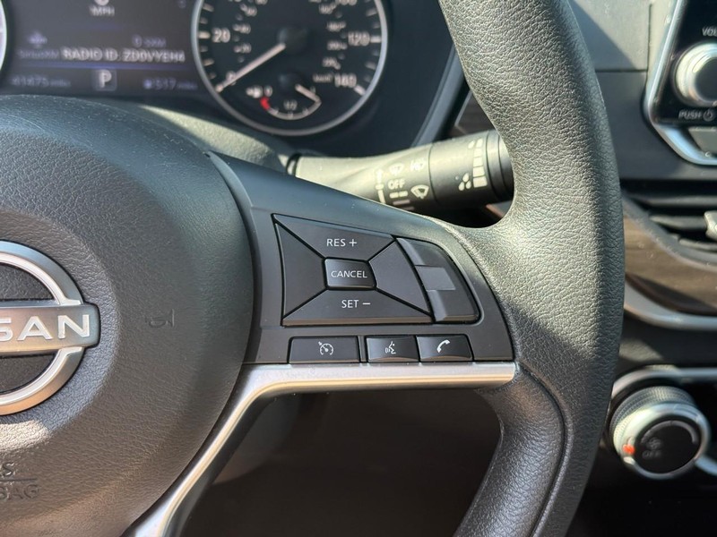 Nissan Altima Vehicle Full-screen Gallery Image 19