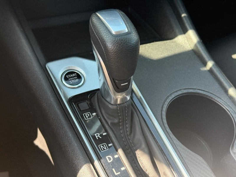Nissan Altima Vehicle Full-screen Gallery Image 21