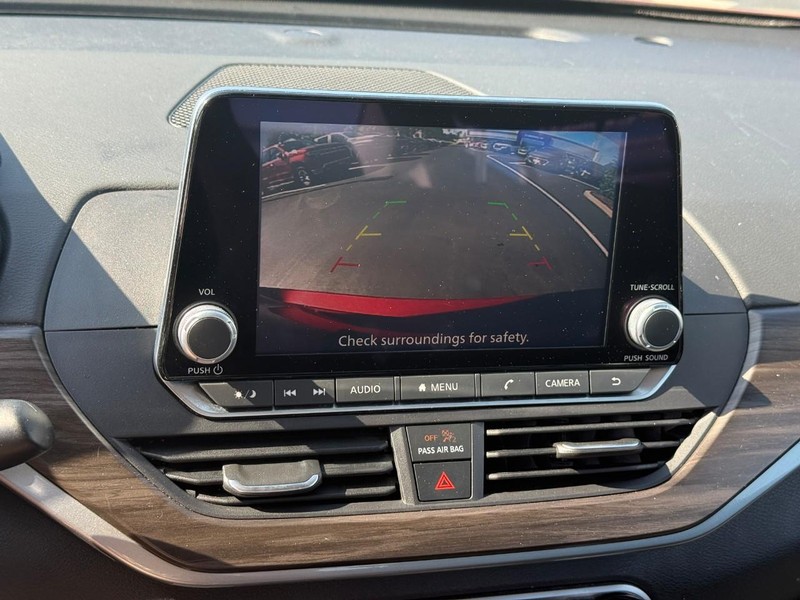 Nissan Altima Vehicle Full-screen Gallery Image 22
