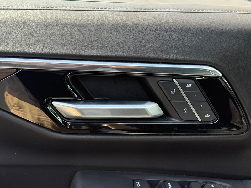 Chevrolet Tahoe Vehicle Full-screen Gallery Image 17