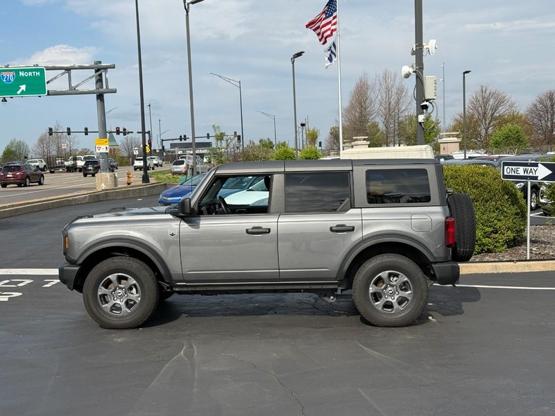Ford Bronco Vehicle Full-screen Gallery Image 2