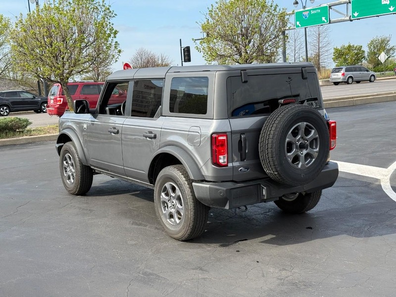Ford Bronco Vehicle Full-screen Gallery Image 3