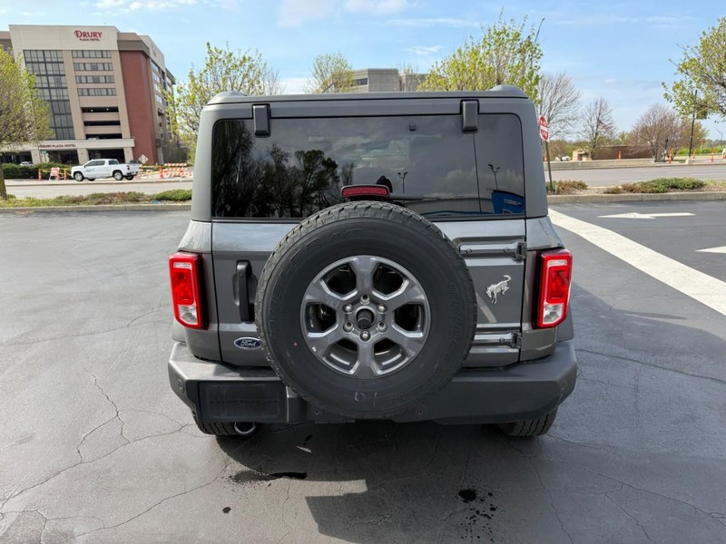Ford Bronco Vehicle Full-screen Gallery Image 6