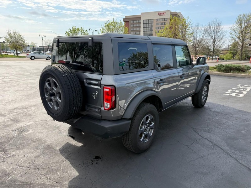 Ford Bronco Vehicle Full-screen Gallery Image 7