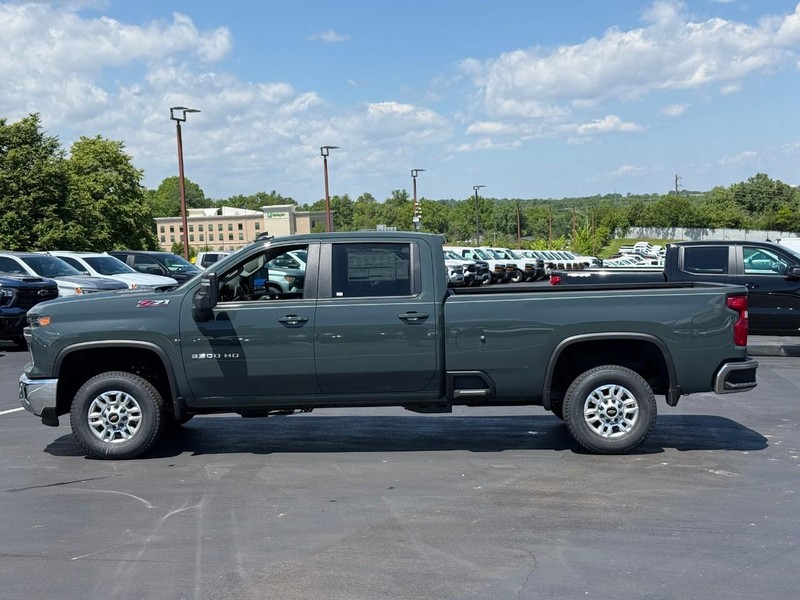 Chevrolet Silverado 2500HD Vehicle Full-screen Gallery Image 2