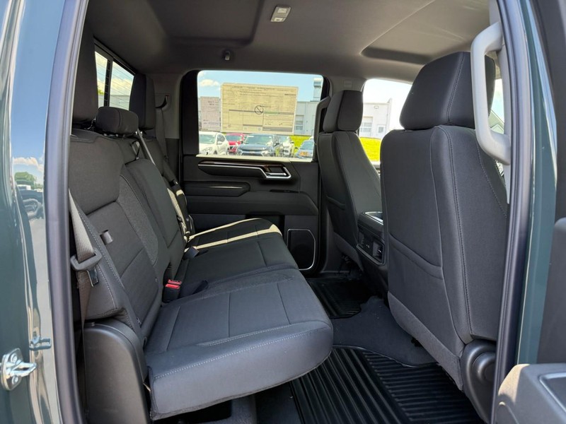 Chevrolet Silverado 2500HD Vehicle Full-screen Gallery Image 5