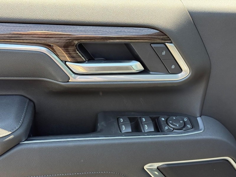 Chevrolet Silverado 2500HD Vehicle Full-screen Gallery Image 10