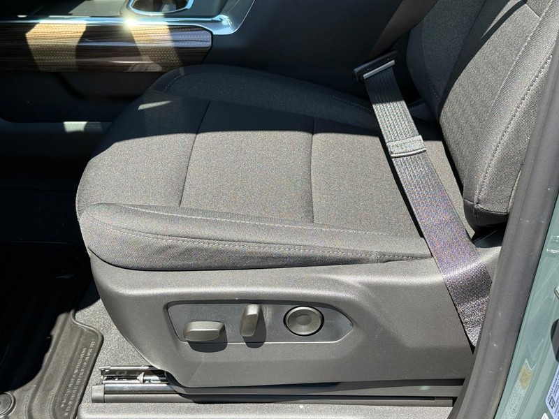 Chevrolet Silverado 2500HD Vehicle Full-screen Gallery Image 11