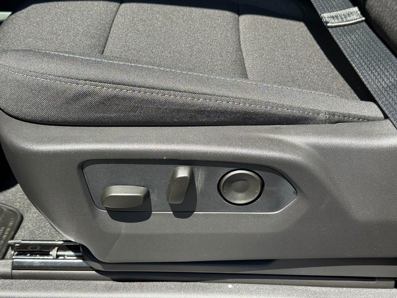 Chevrolet Silverado 2500HD Vehicle Full-screen Gallery Image 12