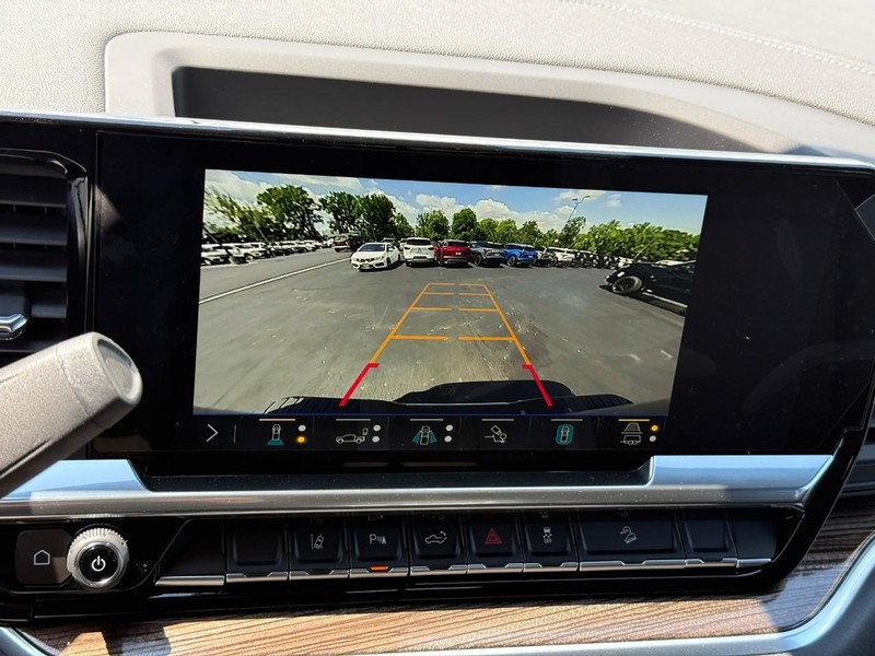 Chevrolet Silverado 2500HD Vehicle Full-screen Gallery Image 16
