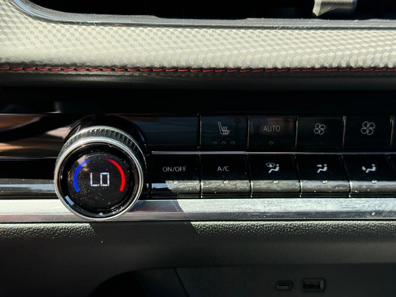 Chevrolet Equinox Vehicle Full-screen Gallery Image 15
